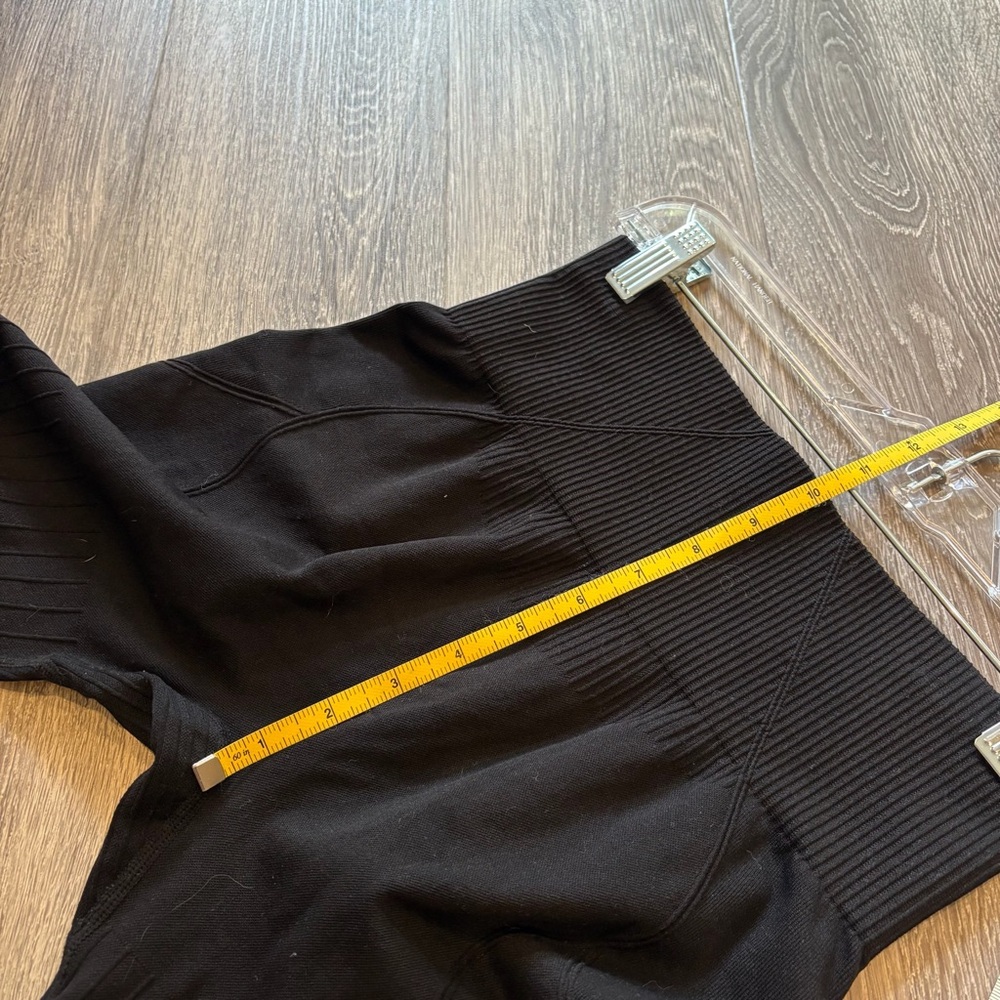 HALARA Soft Seamless Flow Ribbed High Waisted Tummy Control Yoga 7/8 Leggings - Picture 7 of 8